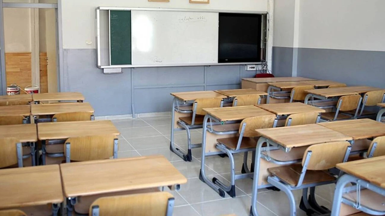 Aymelek öğretmen okuldaki usulsüzlükleri bildirdiği için mobbinge uğradı ,Sürüldü, maaşı kesildi