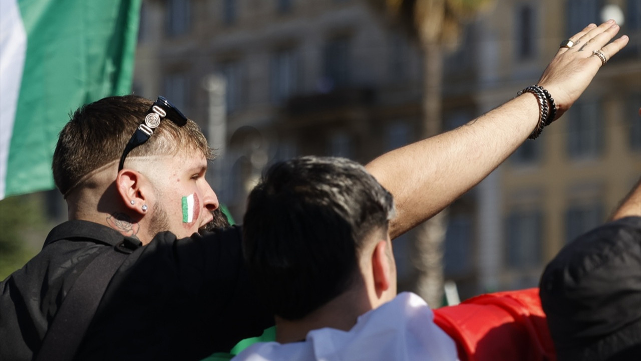 Roma'da aşırı sağcılar sokağa çıktı: Nazi selamı verdiler, 'Duce' diye bağırdılar