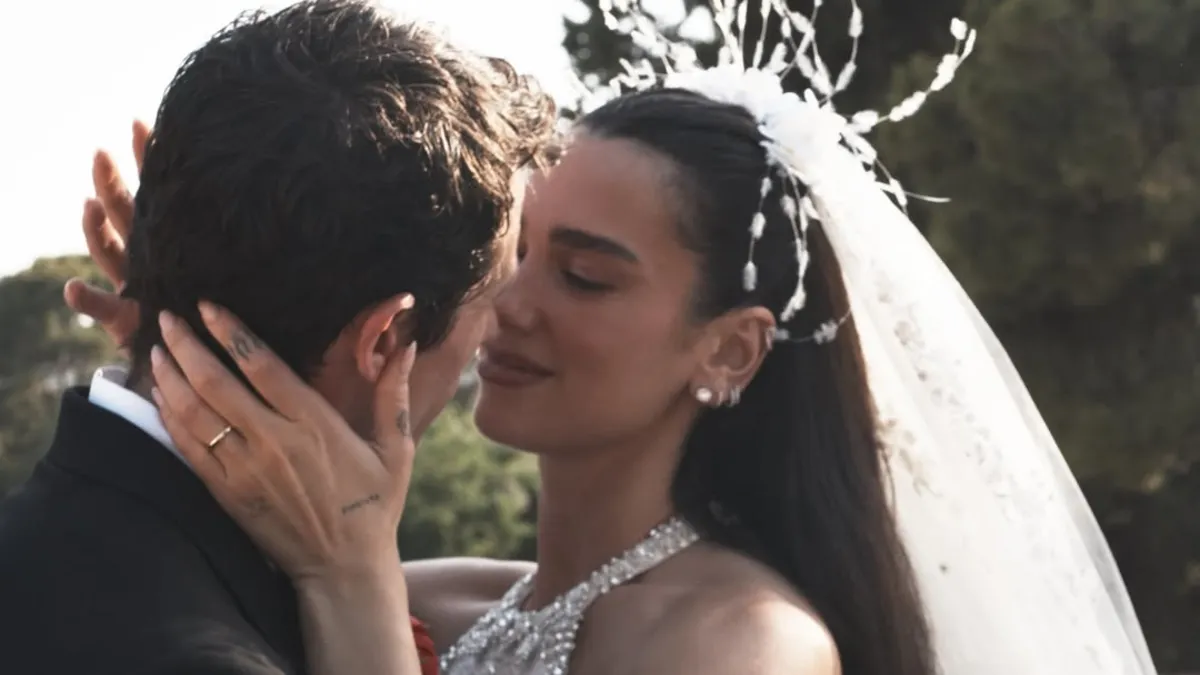 Mutluluk kareleri peş peşe geldi! Dua Lipa’nın düğün pozlarına beğeni yağdı