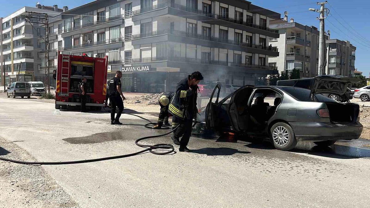 Seyir halindeki otomobil yandı