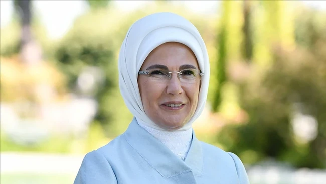 Emine Erdoğan'dan karne alan öğrencilere tebrik