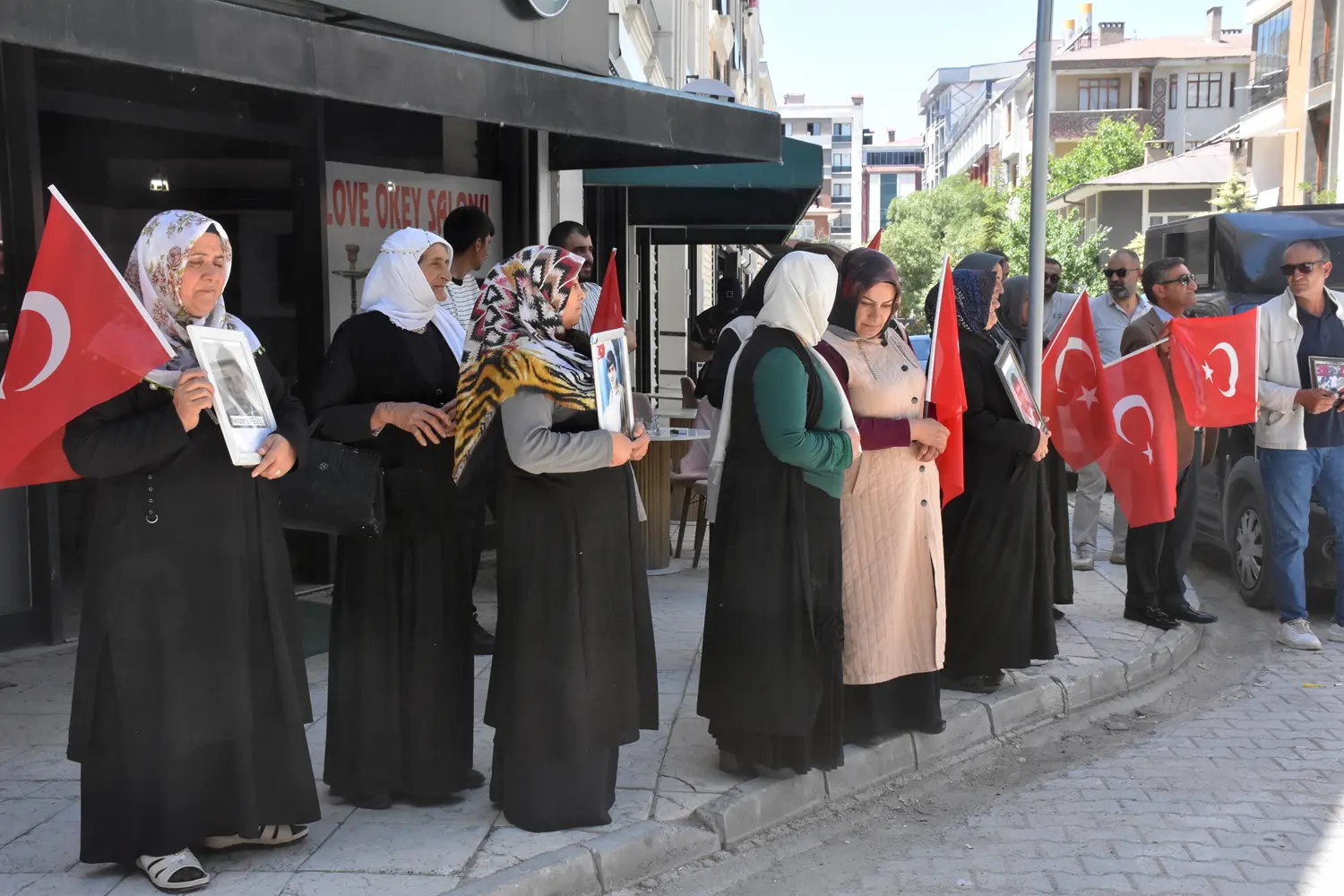 DEM Parti önünde evlat nöbeti: Dört gözle çocuklarımızı bekliyoruz