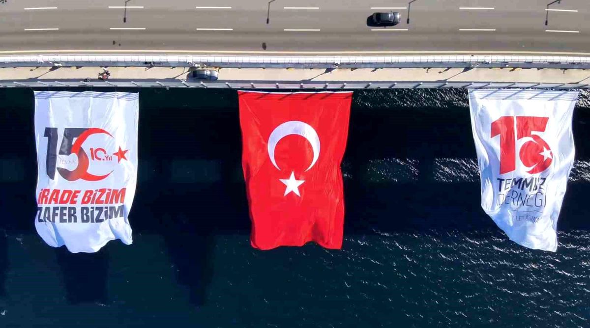 15 Temmuz'un 10'uncu yılı anısına Çanakkale Köprüsü'nde Türk bayrağı dalgalandırıldı