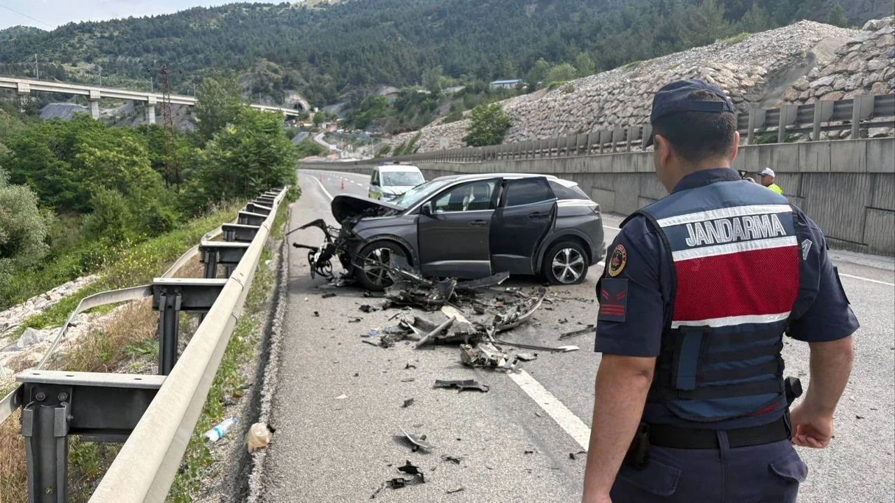 Bilecik’te otomobil tıra arkadan çarptı: 2 yaralı