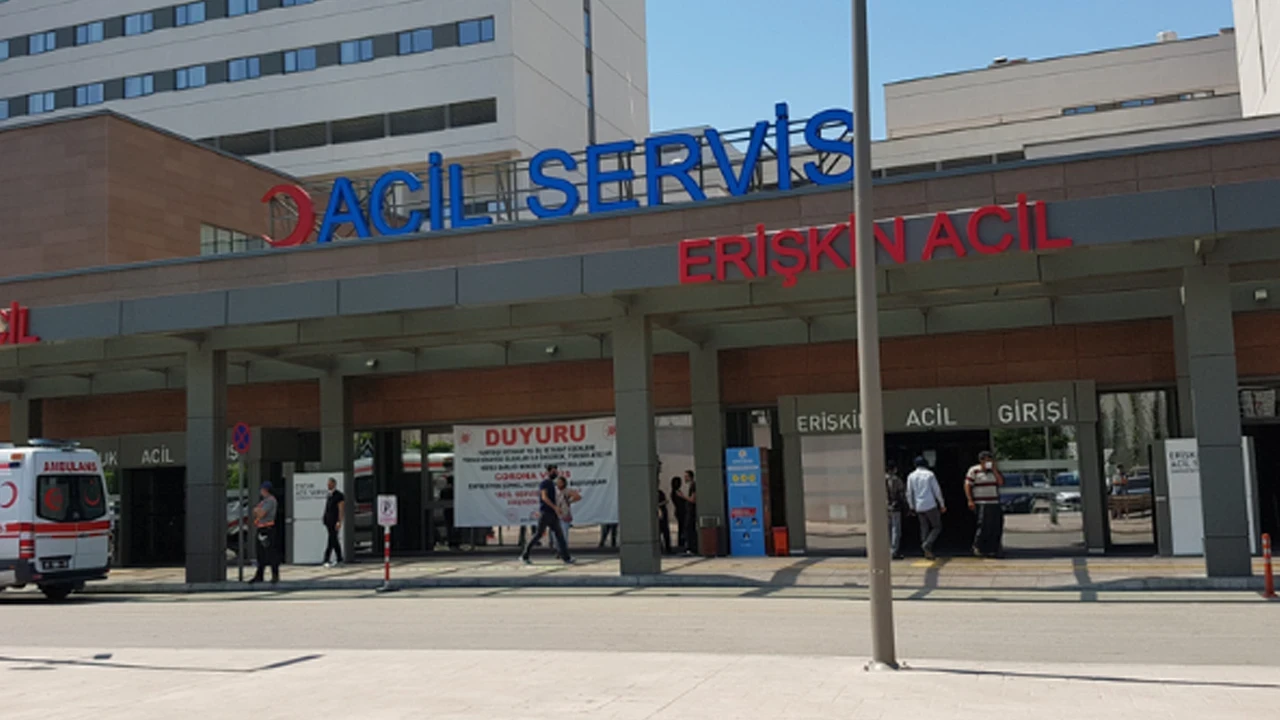 Silivri'de korkunç kaza: Freni boşalan belediye kamyoneti durağa daldı