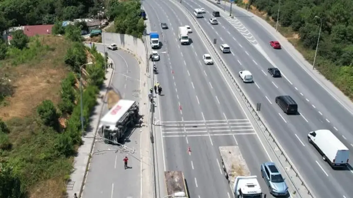 Arnavutköy'de facianın eşiğinden dönüldü! Bariyerleri aşan kamyon yan yola devrildi