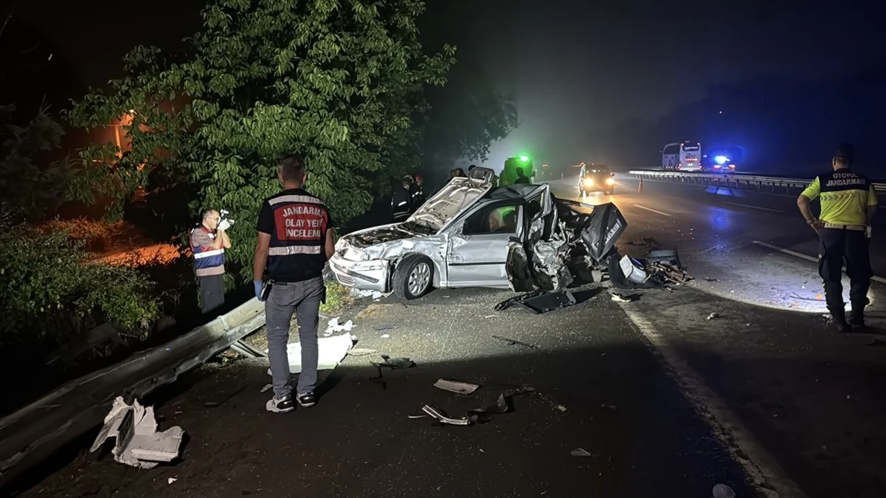 TIR'ın arızalanan otomobile çarpması sonucu 1 çocuk öldü, 3 kişi yaralandı