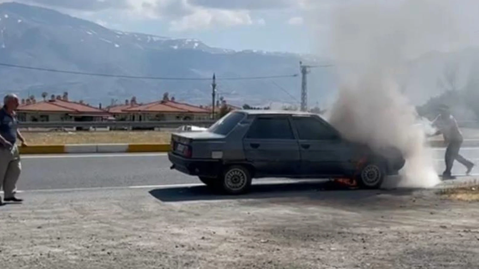 Otomobili küle döndü, sigarasından vazgeçmedi