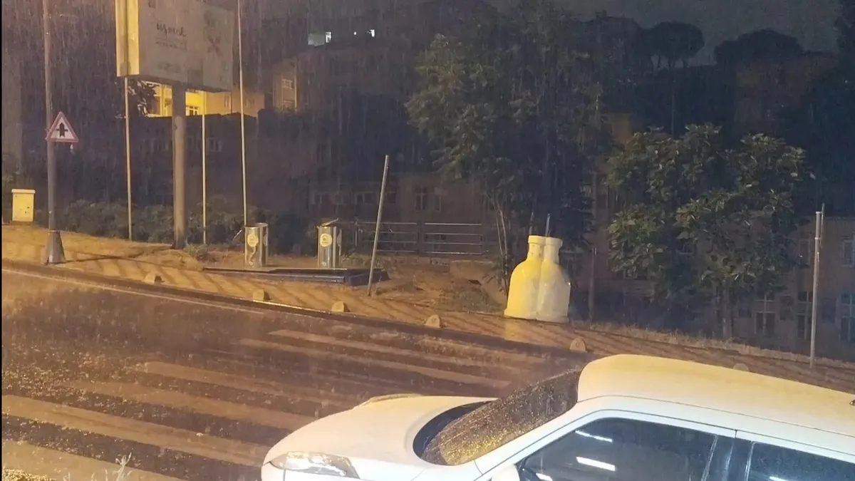 İstanbul'da beklenen sağanak başladı! Sokaklar suyla doldu