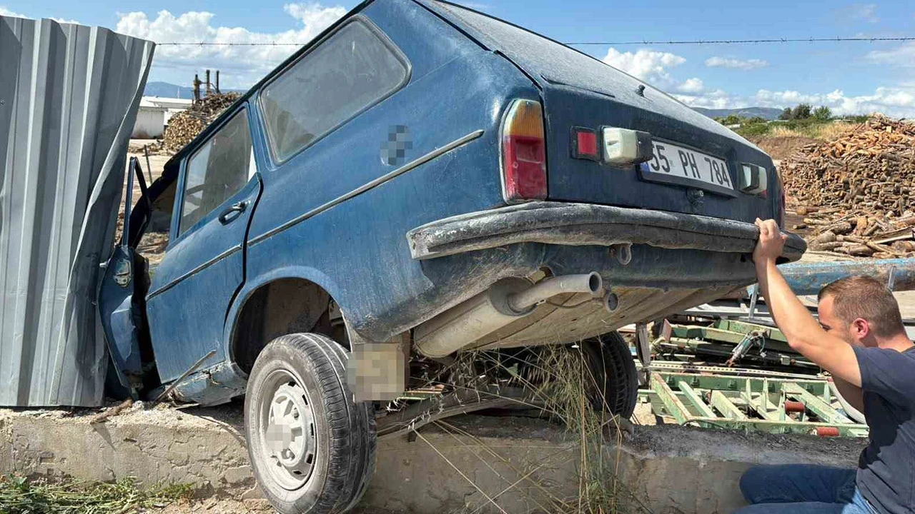 Samsun'da kontrolden çıkan otomobil fabrika sahasına uçtu