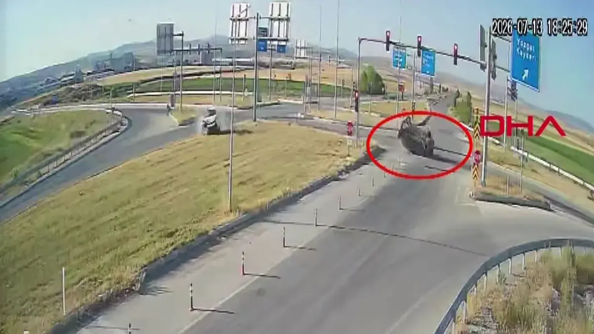 Kaza kamerada: 2 araç kavşakta böyle çarpıştı