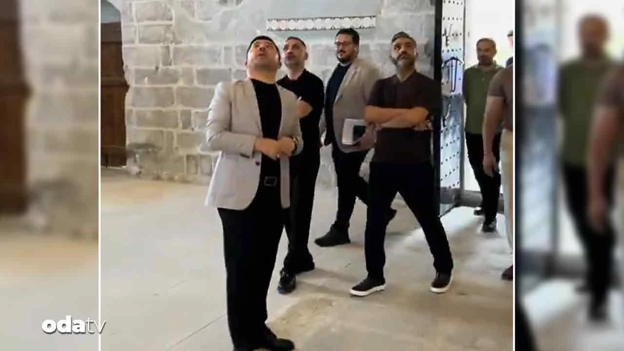 AKP'li başkan kilisede ezan okudu