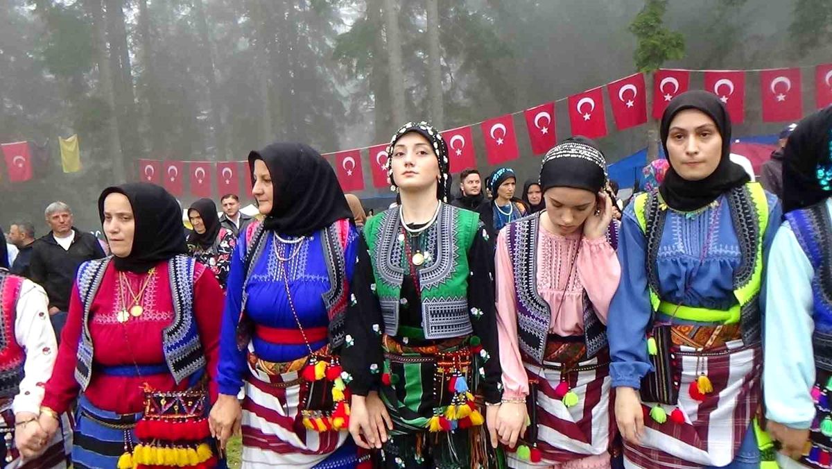 Sinlice Köyü 27. Göllüalan Şenlikleri sis ve yağmur altında düzenlendi