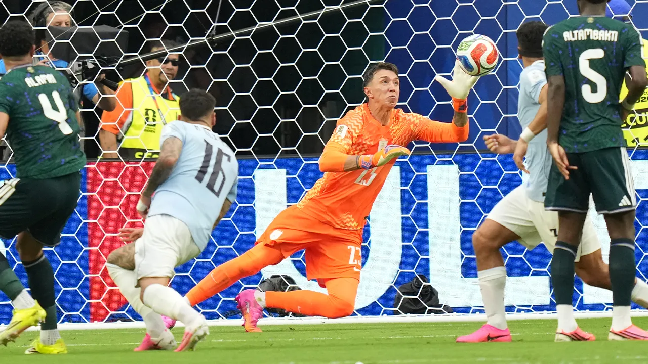 Dünya Kupası'na Muslera damgası! Tecrübeli eldiven tarihe geçti