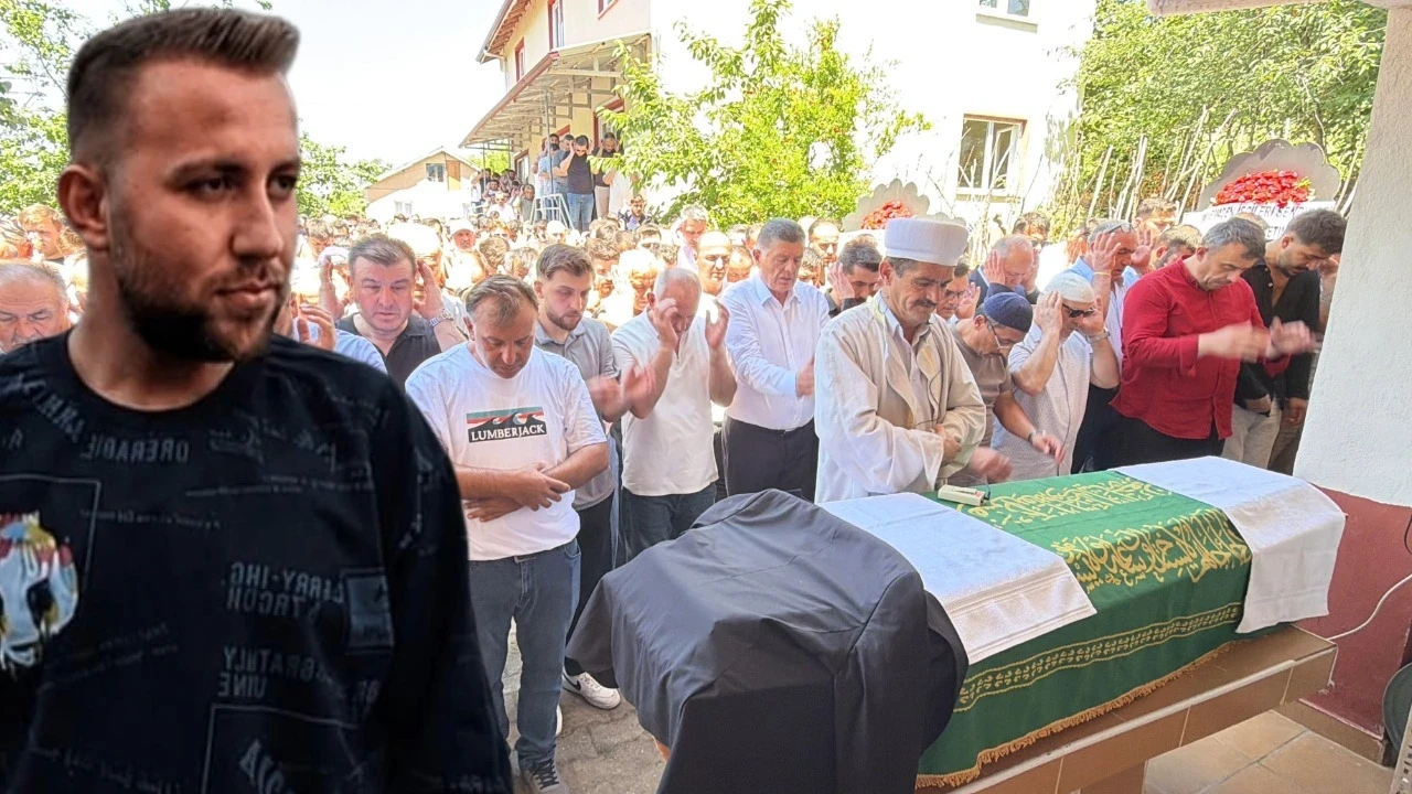 Göçükte yaşamını yitiren madenci gözyaşlarıyla toprağa verildi