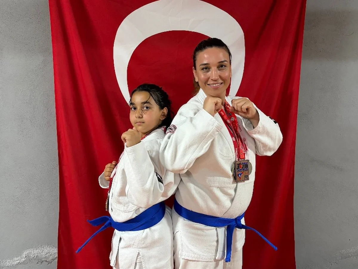 Osmaniye'de anne kız minderde ter döküyor