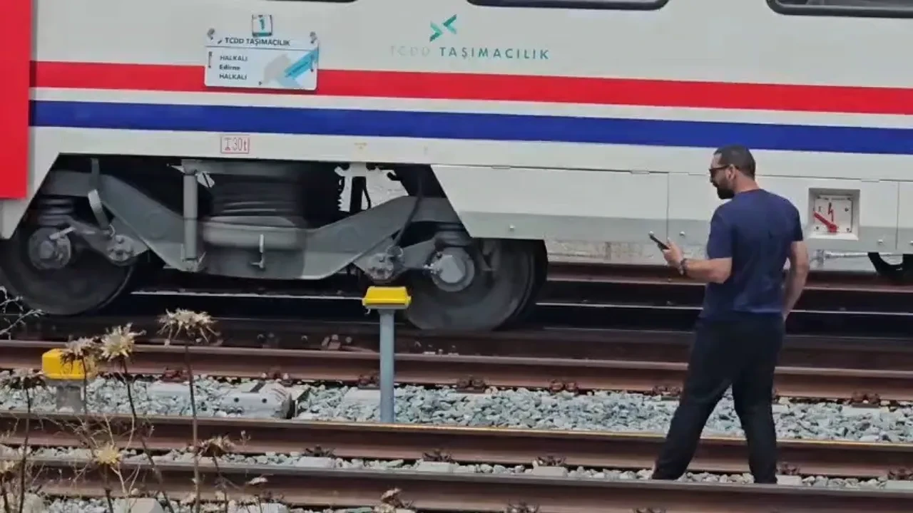 Edirne-İstanbul treninde korkutan kaza: Vagon raydan çıktı