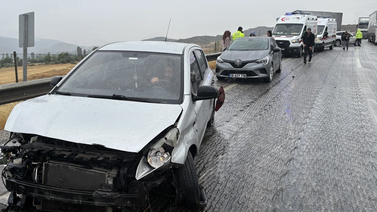 D-100 otoyolu savaş alanına döndü: Birer kilometre arayla 3 ayrı kaza