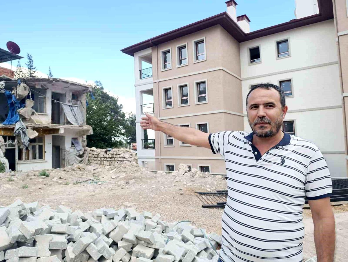 Depremde hasarlı binalar endişe kaynağı