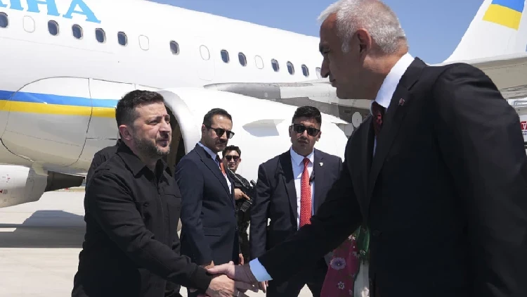 Bakan Ersoy, Zelenski'yi Esenboğa'da karşıladı