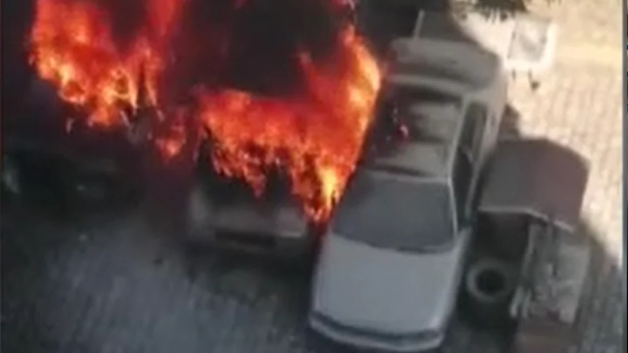 Korkutan otomobil yangını: 3 araç alev alev yandı
