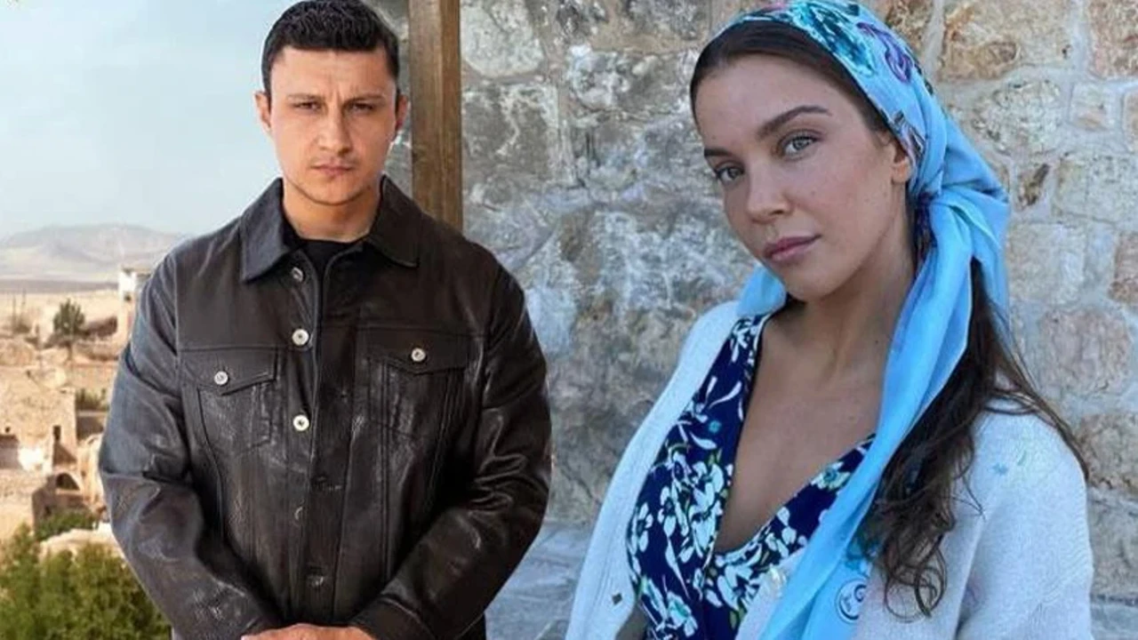 Uzak Şehir'in yıldız çiftinden olay paylaşım! Sevgilisini öpmelere doyamadı...