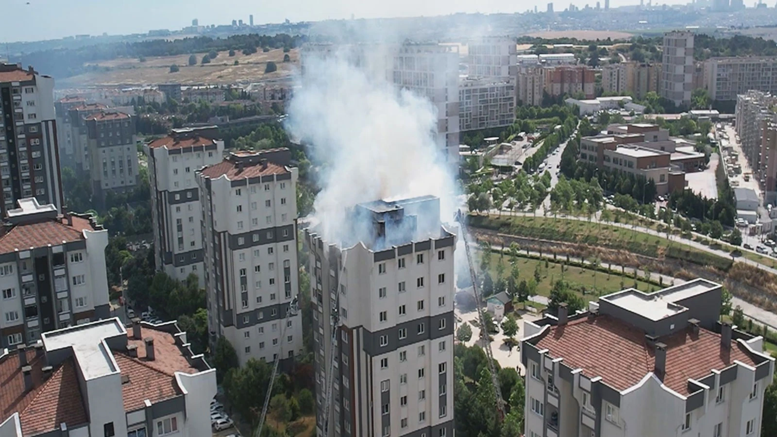 Küçükçekmece'de sitedeki binanın çatısında yangın paniği: 12 kişi hastaneye kaldırıldı