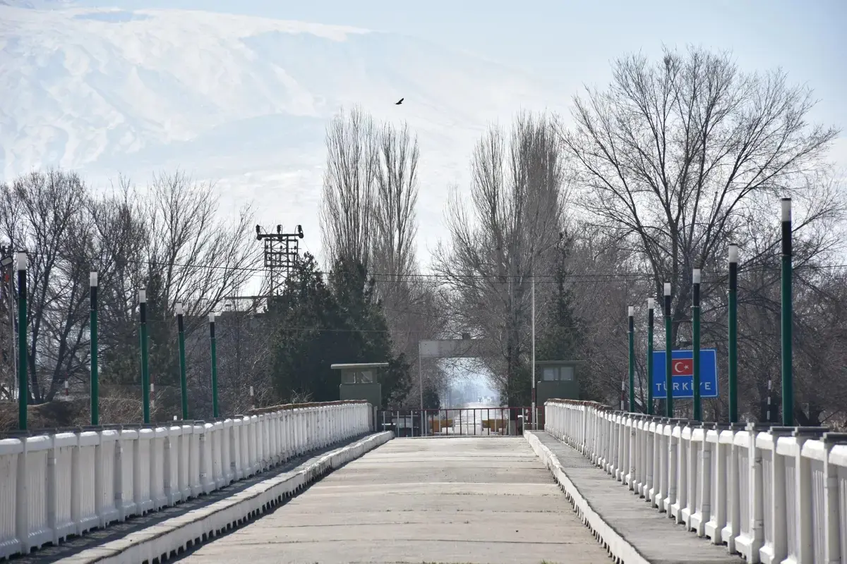 Sınırda 33 yıllık kilit açıldı! Akyaka Kapısı'ndan tarihi geçiş
