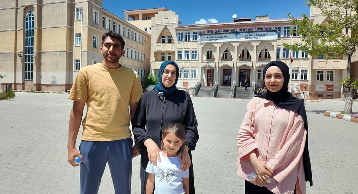 Anne ve Çocuklar Aynı Okulda Sınava Girdi