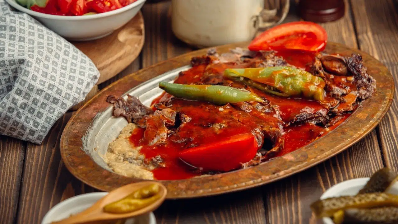 Dışarıda yemeye son: Tavada şipşak ev yapımı İskender tarifi...