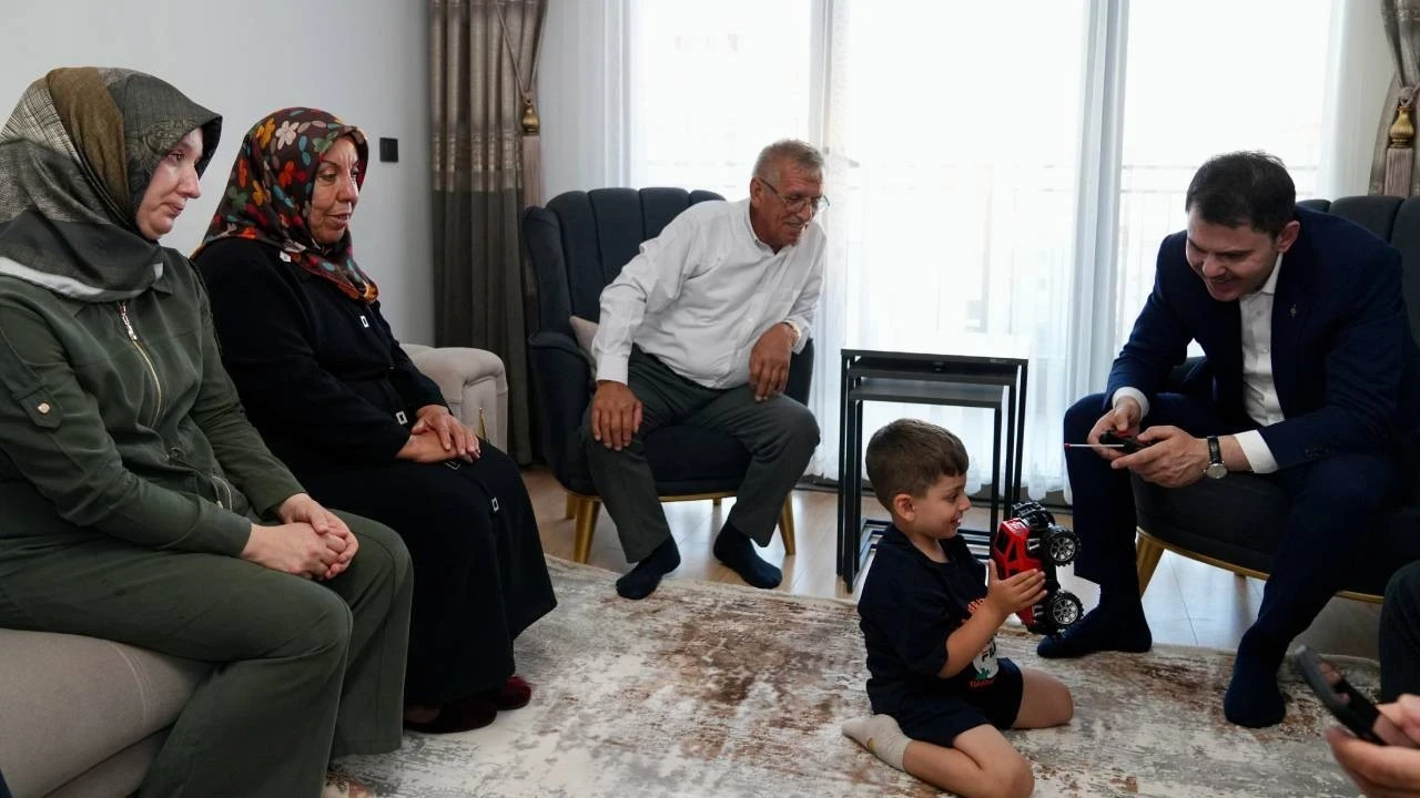 Depremin mucize bebeği Yusuf Berk'e ziyaret! Adıyamanlı dedenin sözleri Bakan Kurum’u duygulandırdı