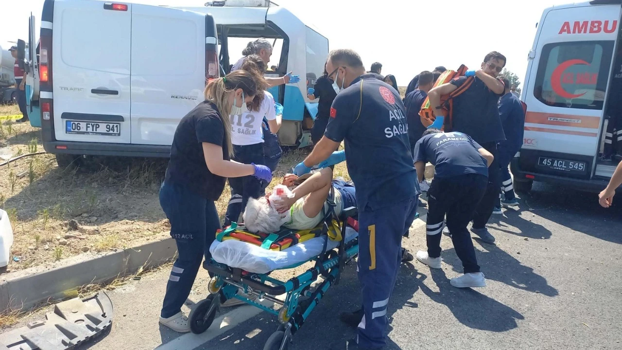 Manisa’da feci kaza! Minibüsler birbirine girdi: Ölü ve yaralılar var