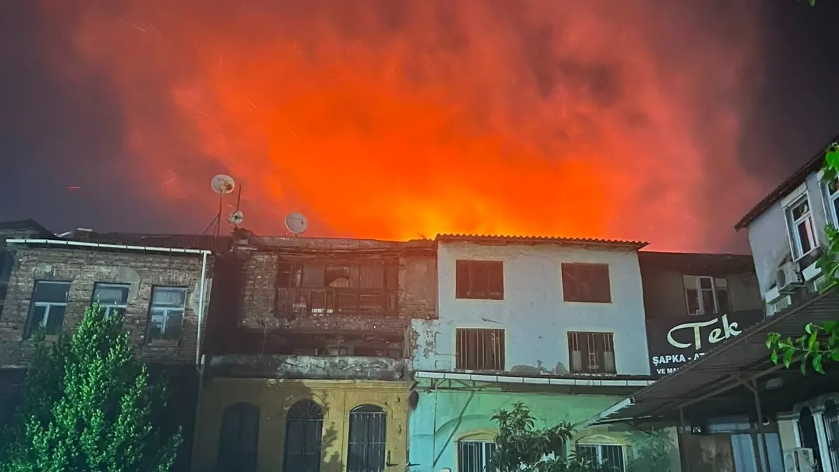 Tarihi handa korkutan yangın! Yoğun duman çevreyi kapladı