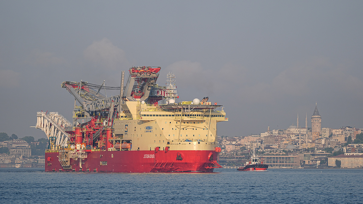 215 metrelik dev gemi İstanbul Boğazı'ndan geçti