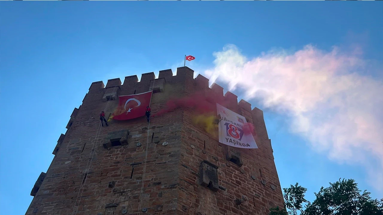 Jandarma'dan 187. yıla özel muhteşem gösteri: Tarihi Kızılkule'den indiler