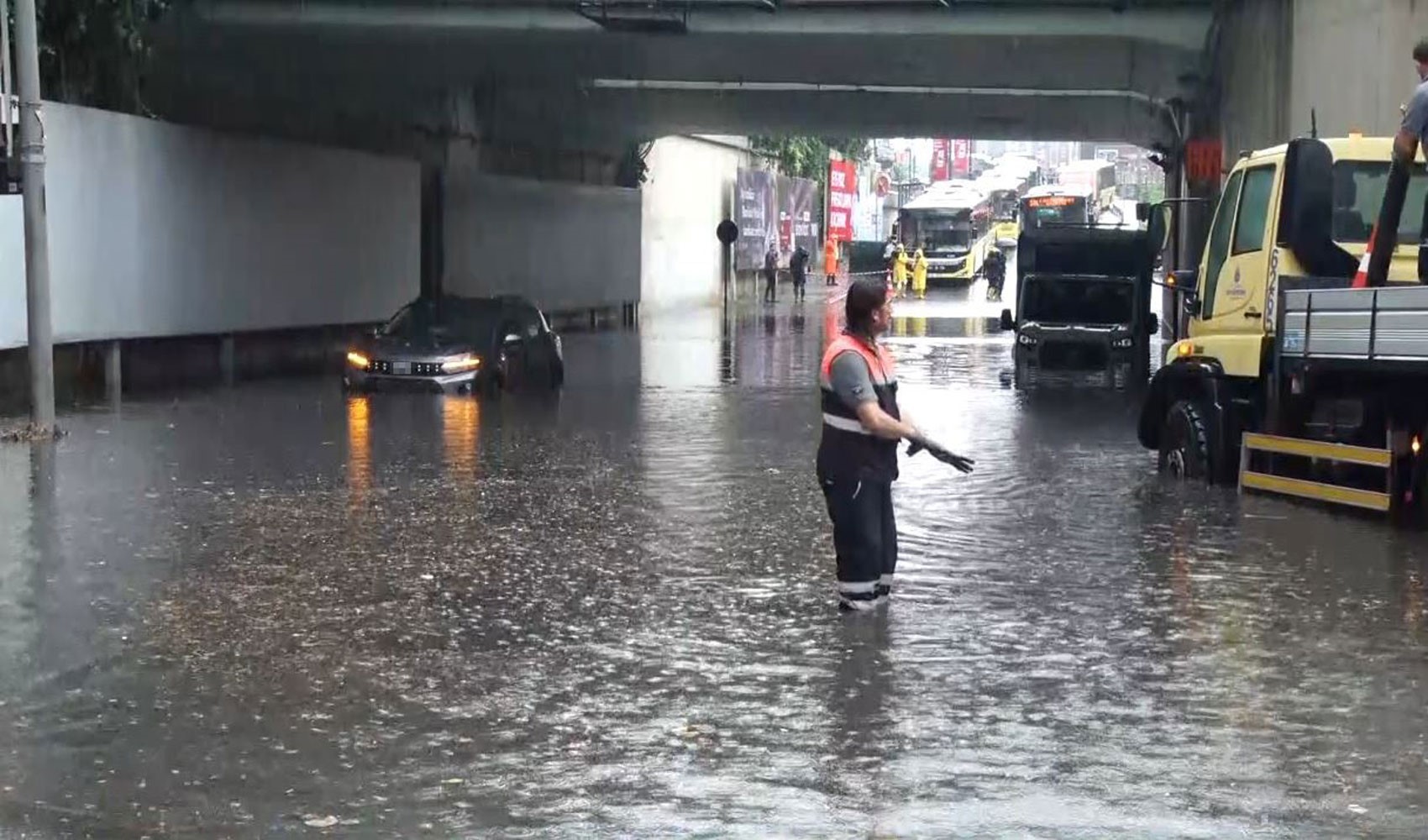 İstanbul'u esir alan sağanak yağışlarla ilgili İBB'den açıklama: Betona boğulan şehirlerde...