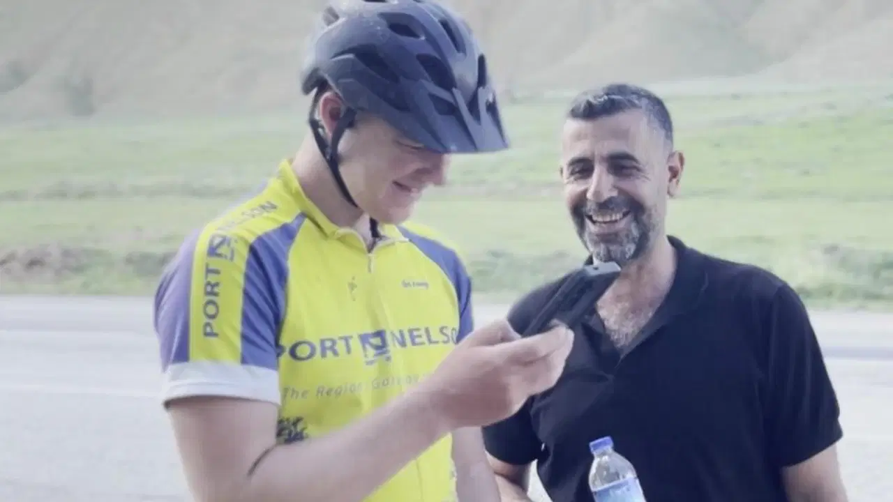 5 aydır bisiklet turu yapan İngiliz turist ile Erzurumlu yurttaş arasında gülümseten diyalog
