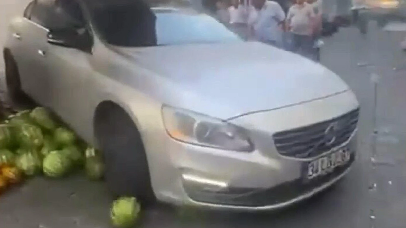Tartıştığı pazarcının karpuzlarını otomobiliyle ezdi