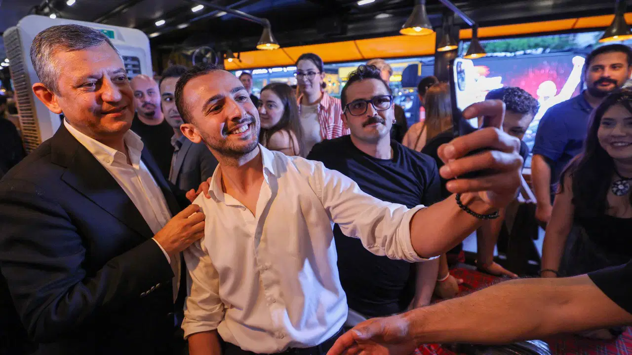 Özgür Özel'den üniversite öğrencilerine söz: 'Sizi ümitsiz, seçeneksiz ve karamsar bırakmayacağız'