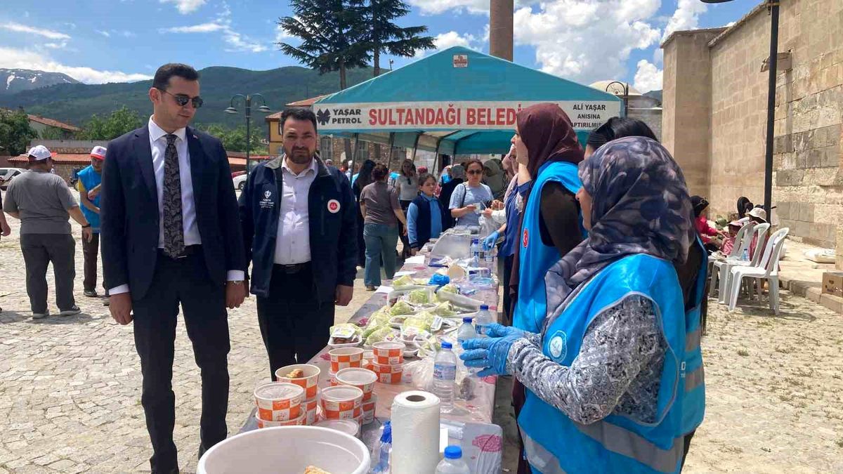 Kur'an kursu öğrencileri yararına hayır çarşısı kuruldu