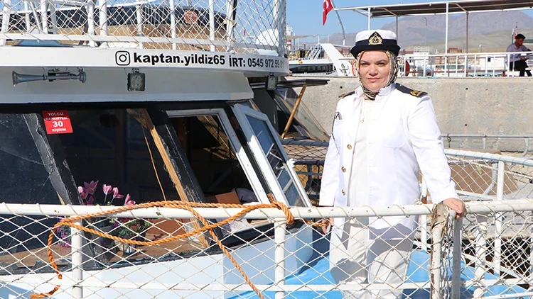 Kayınpederi ilham oldu! Yıldız Özdemir Van Gölü'nün tek kadın kaptanı oldu