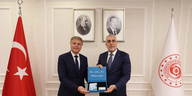 Bakan Işıkhan, Renault Group Türkiye CEO'su Jaillet'ye Turkuaz Kart verdi