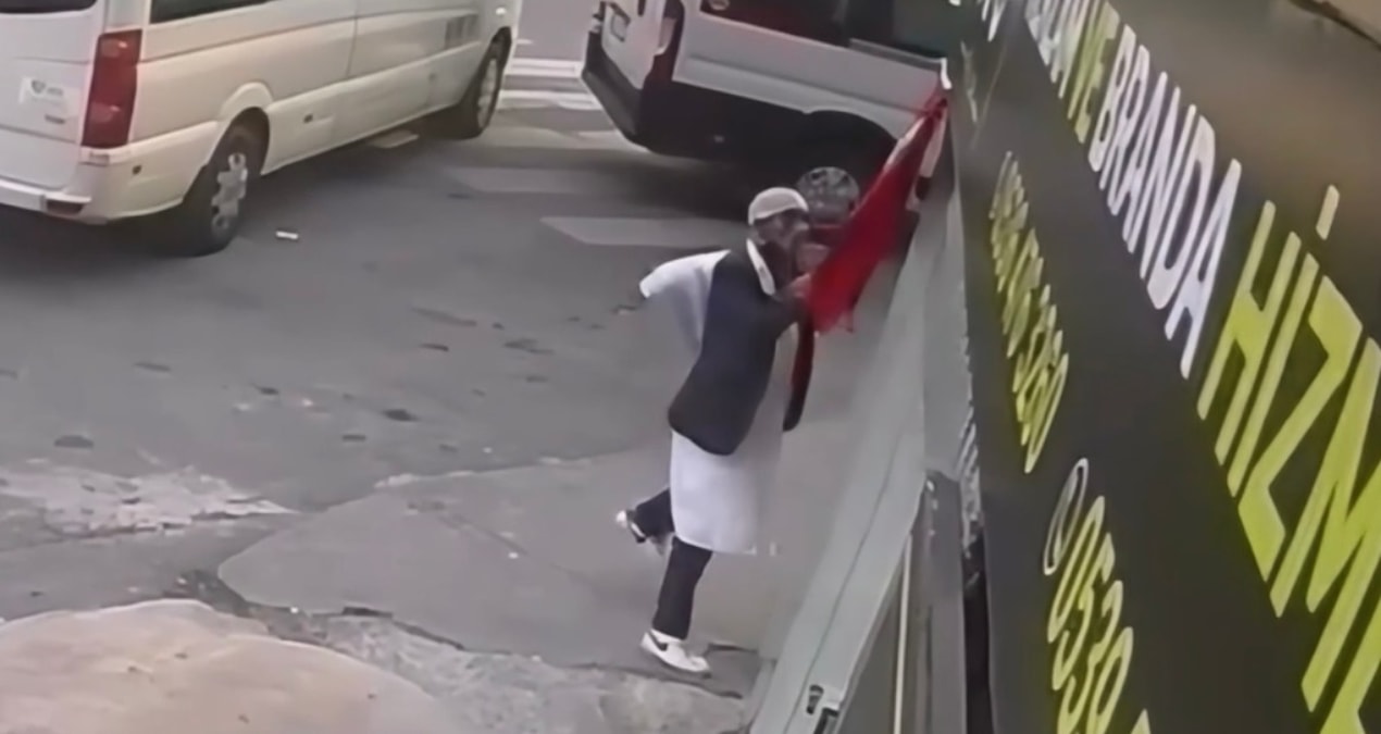 Türk bayrağını sökerek yere attı! Savunması pes dedirtti