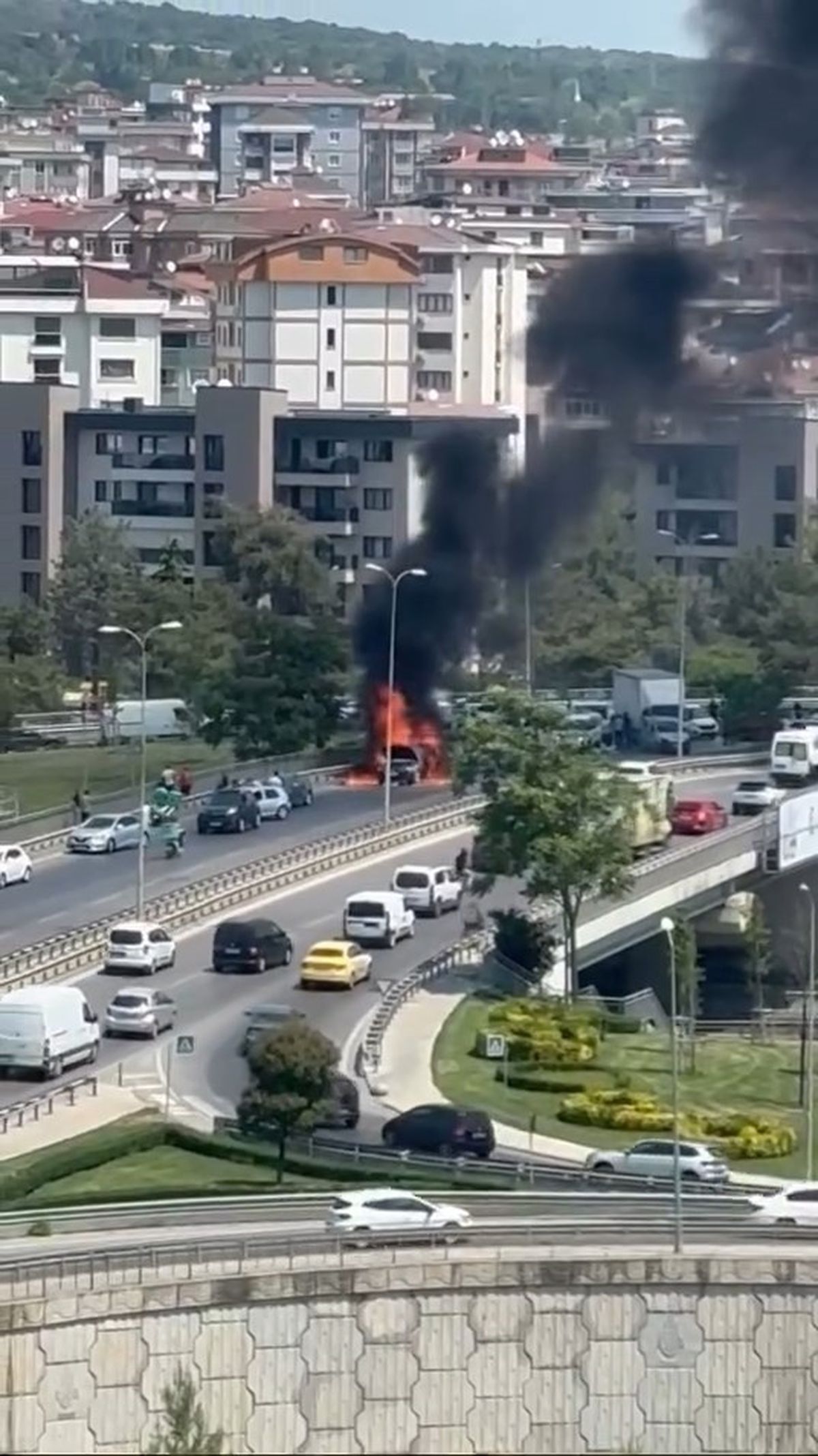 Kartal'da seyir halindeki otomobil alev alev yandı