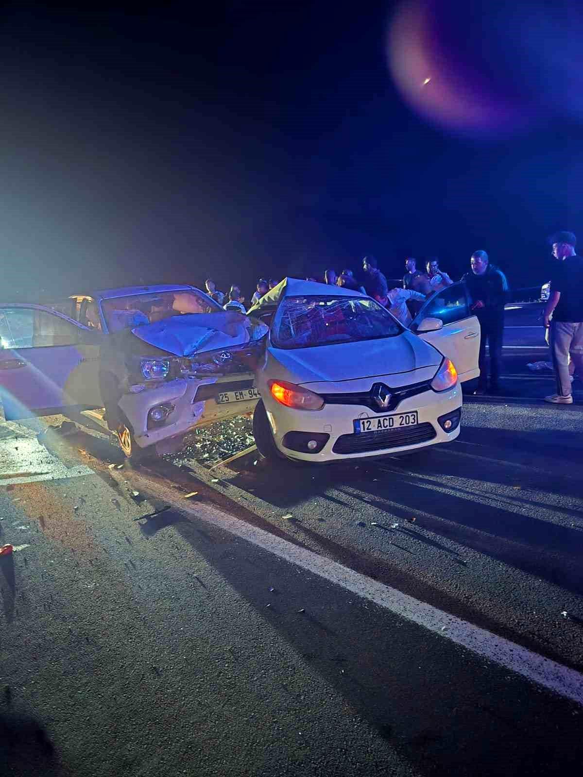 Bingöl'de otomobil ile pikap çarpıştı: 1'i ağır 3 yaralı