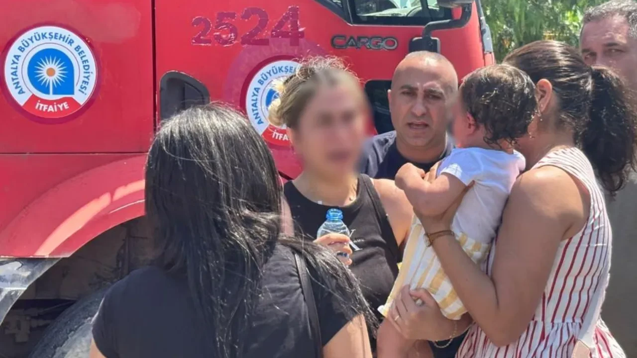 Antalya'da annenin kabus dolu dakikaları kameralara yansıdı: Kilitli kalan çocuğunu itfaiye erleri kurtardı