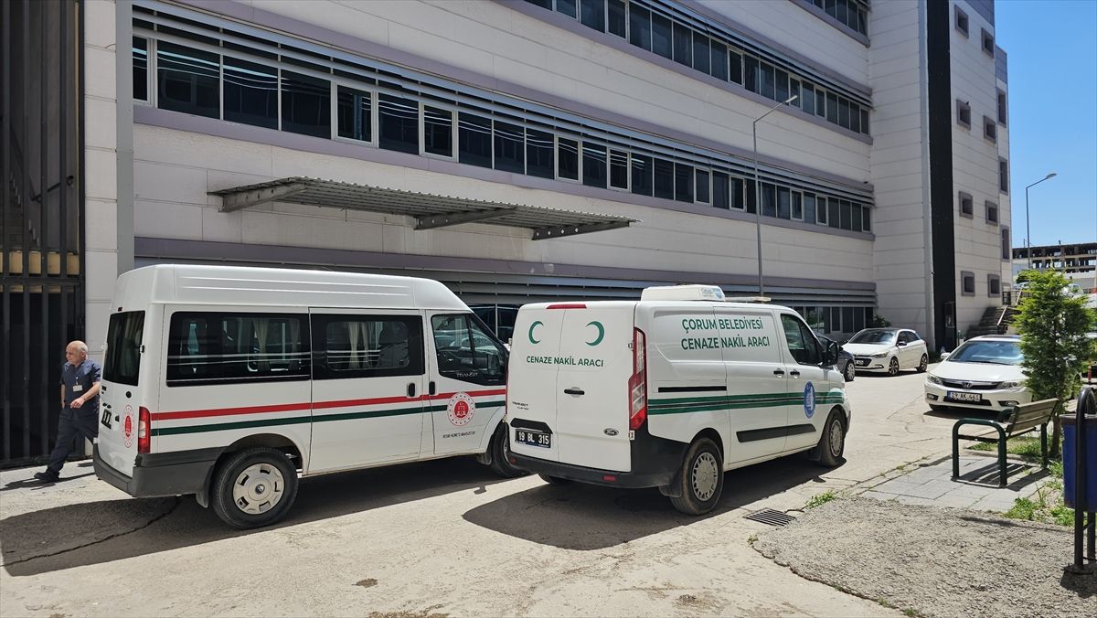 Çorum'da devrilen otomobildeki anne öldü, baba ve oğlu yaralandı