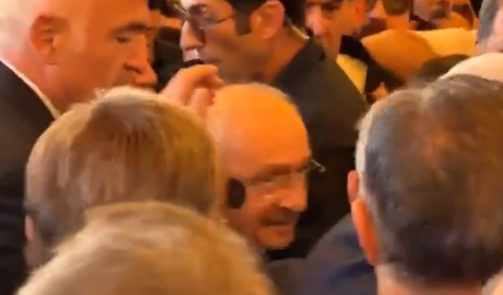 Kılıçdaroğlu'nun gelişinde cami avlusu karıştı: Koridorda itiş kakış!