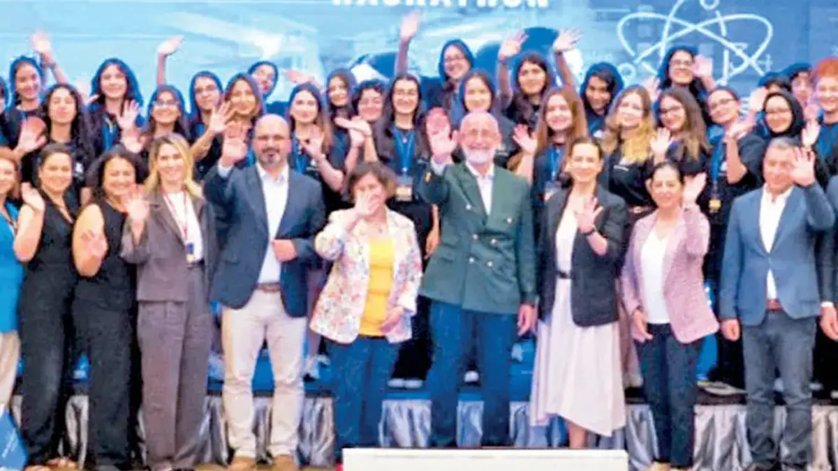 Kız öğrenciler geleceği tasarlıyor