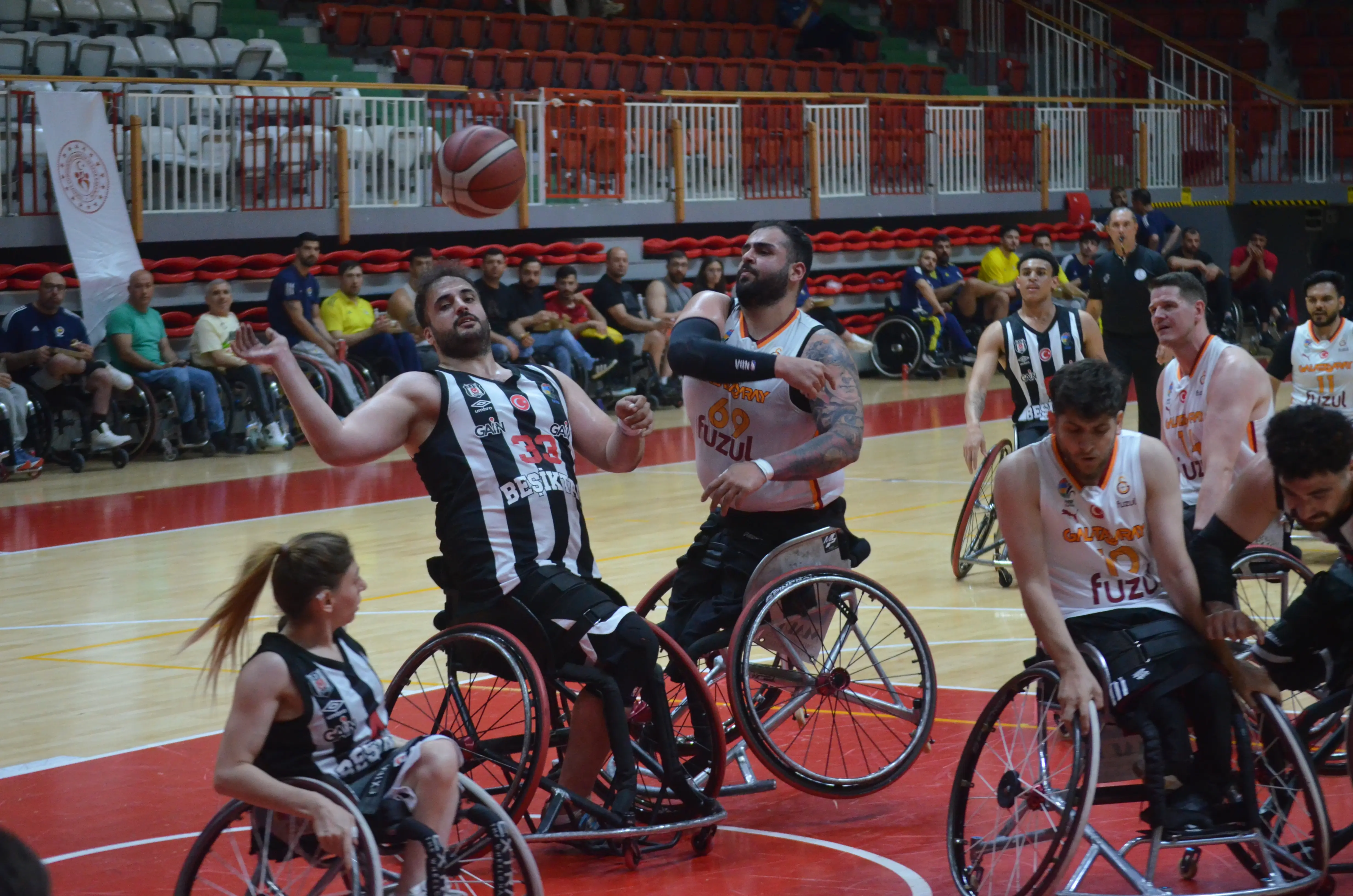 Beşiktaş derbide finale uzandı!